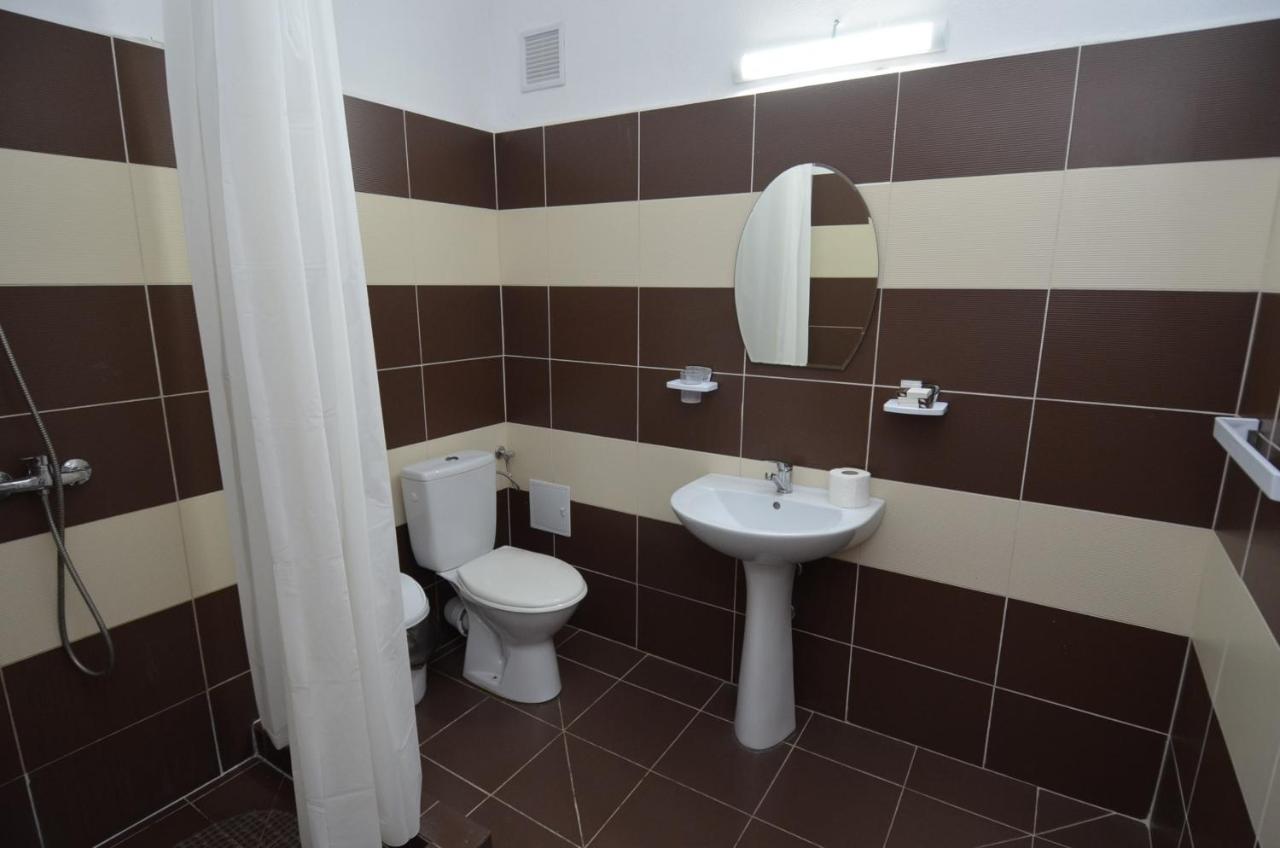 Perla Hotel Костинещи Екстериор снимка