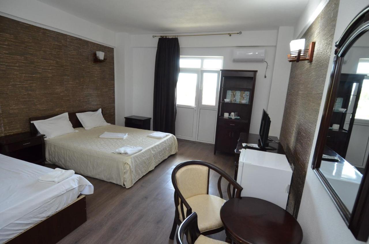 Perla Hotel Костинещи Екстериор снимка