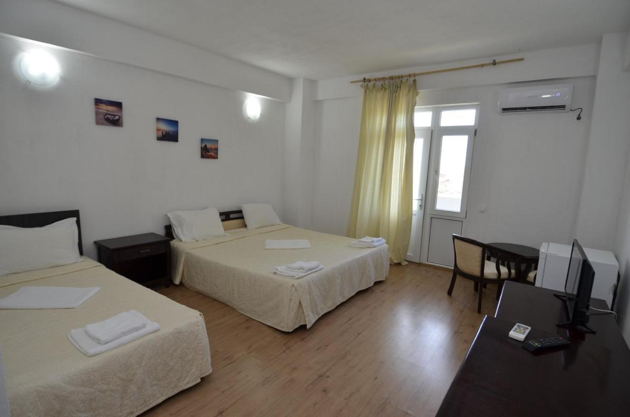 Perla Hotel Костинещи Екстериор снимка