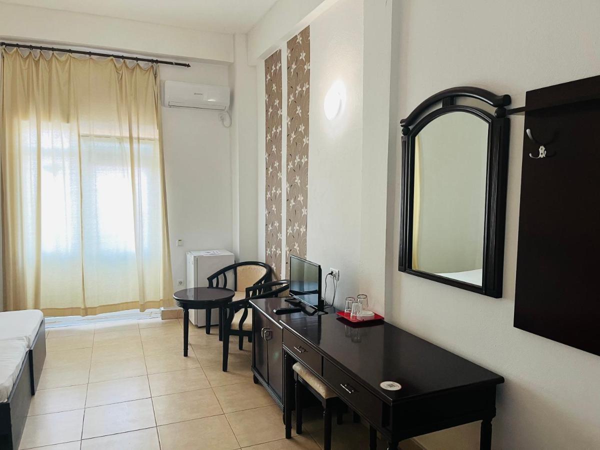 Perla Hotel Костинещи Екстериор снимка