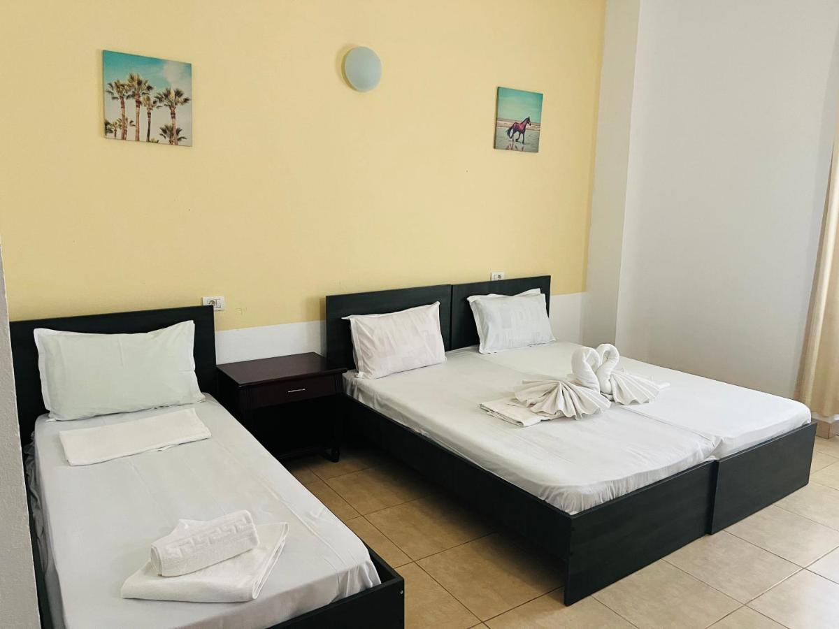 Perla Hotel Костинещи Екстериор снимка