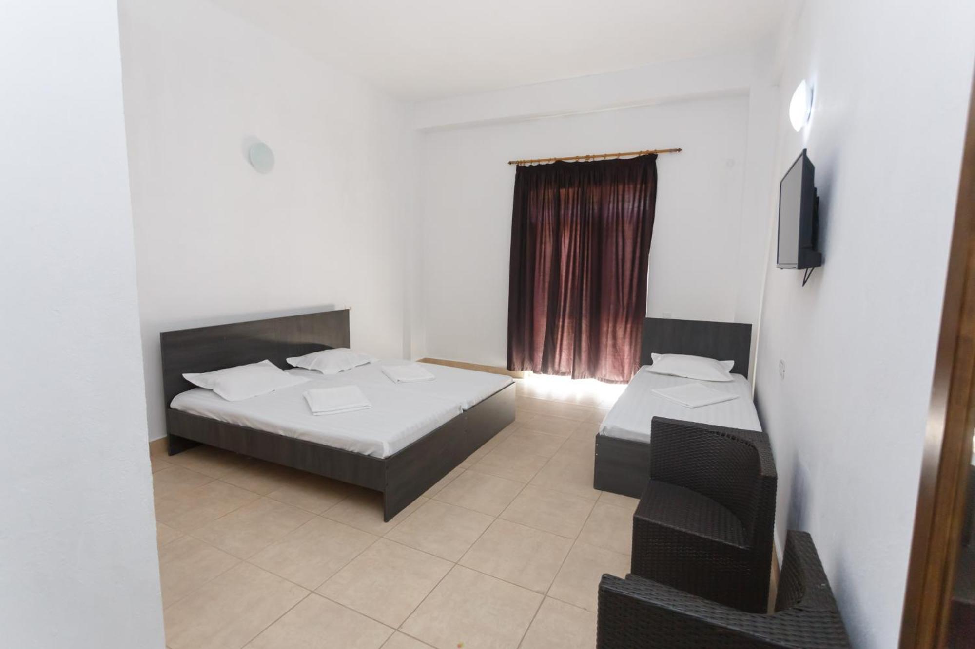 Perla Hotel Костинещи Екстериор снимка