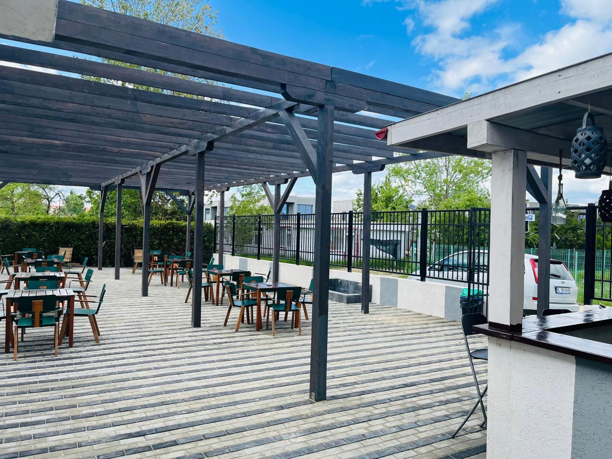 Perla Hotel Костинещи Екстериор снимка