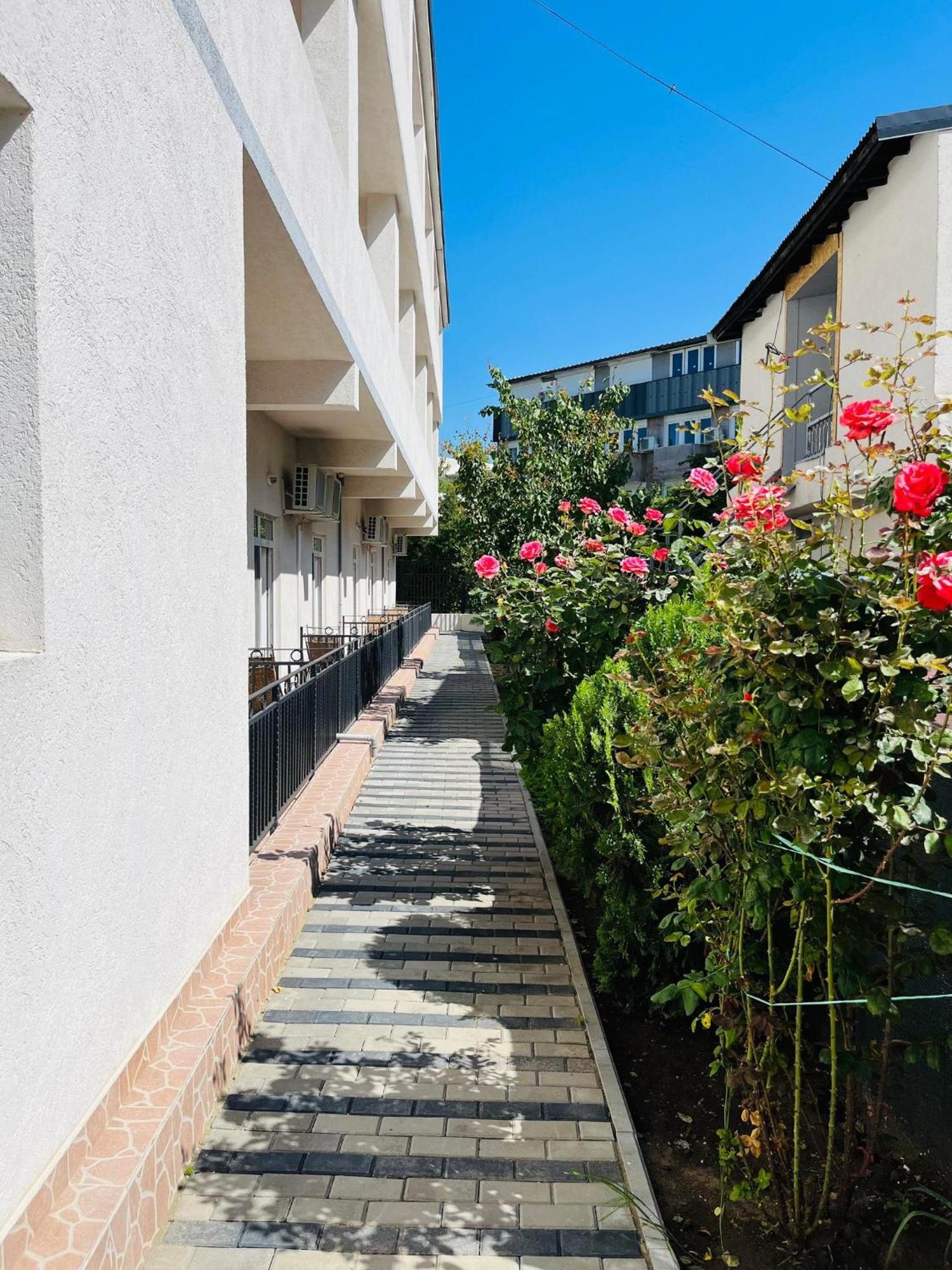 Perla Hotel Костинещи Екстериор снимка
