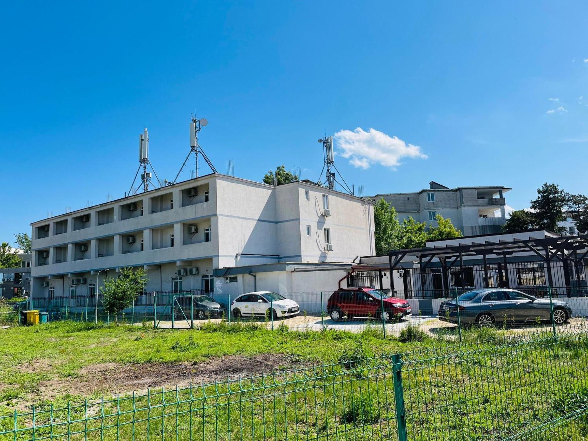Perla Hotel Костинещи Екстериор снимка